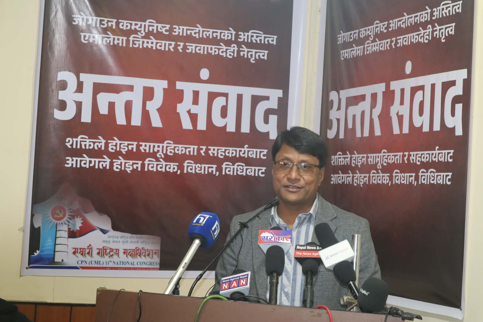 केपी ओलीको असक्षमता एमालेले बोकेर हिँड्न सक्दैनः सुरेन्द्र मानन्धर